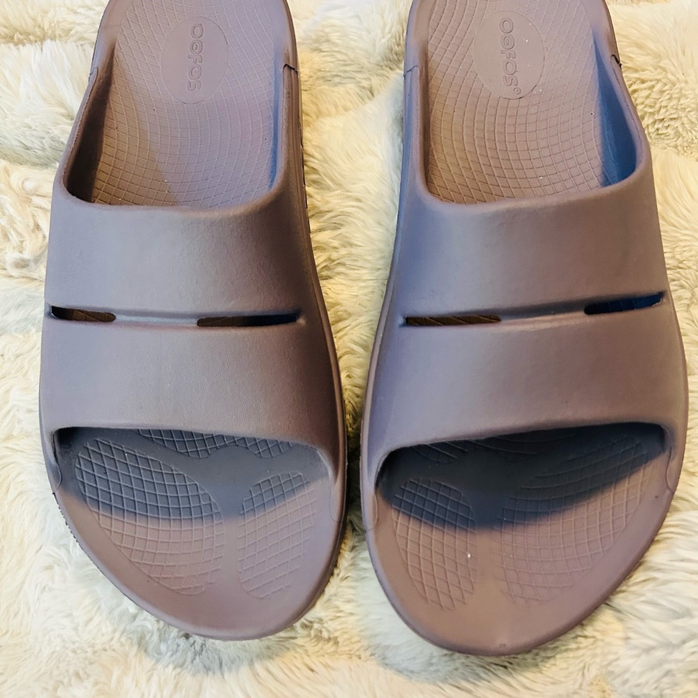 OOFOS Lavender/ Gray Slide Sandals Sz M 10-12w